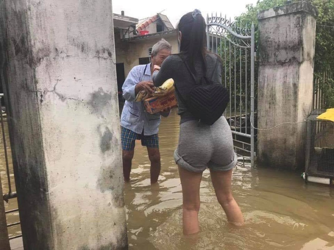 Ngam trang phuc gian di cua Thuy Tien trong moi chuyen di tu thien-Hinh-5