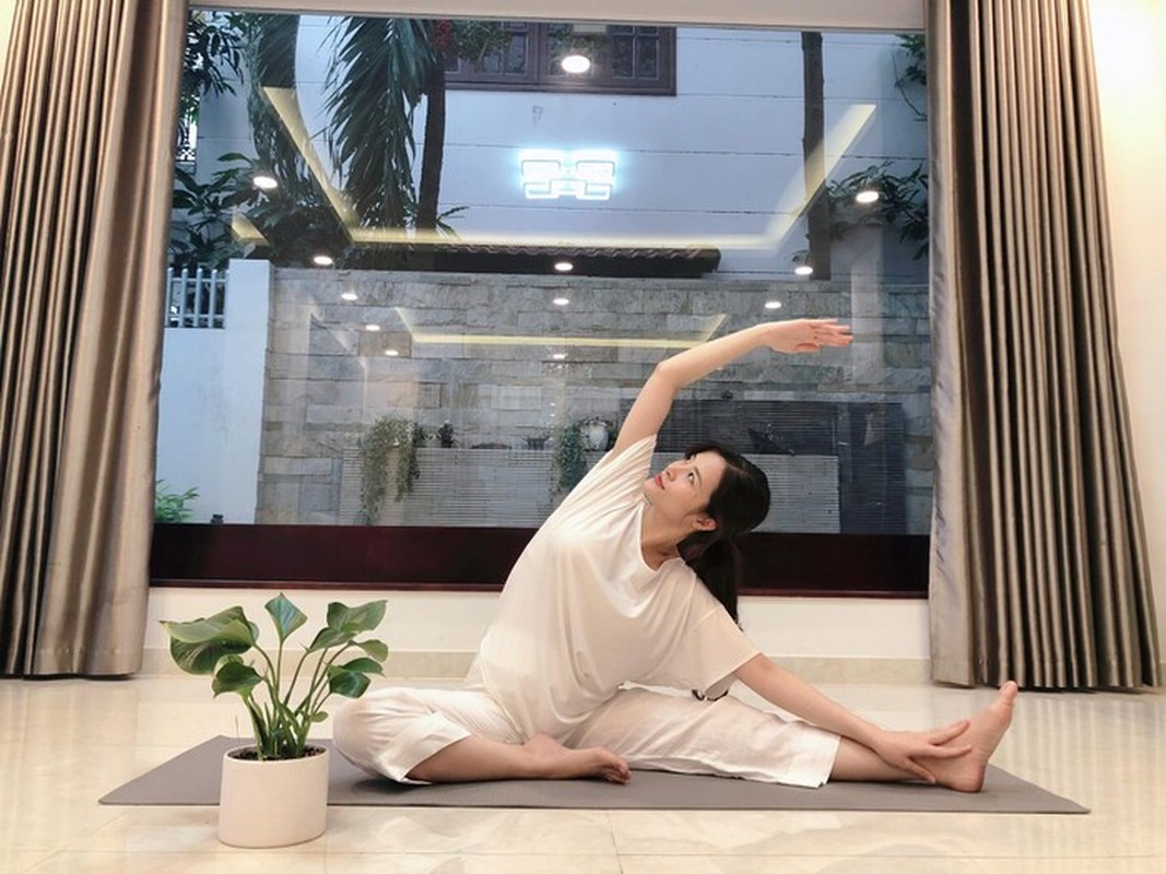 Sao Viet bau to vuot mat van cham tap yoga giu dang-Hinh-2