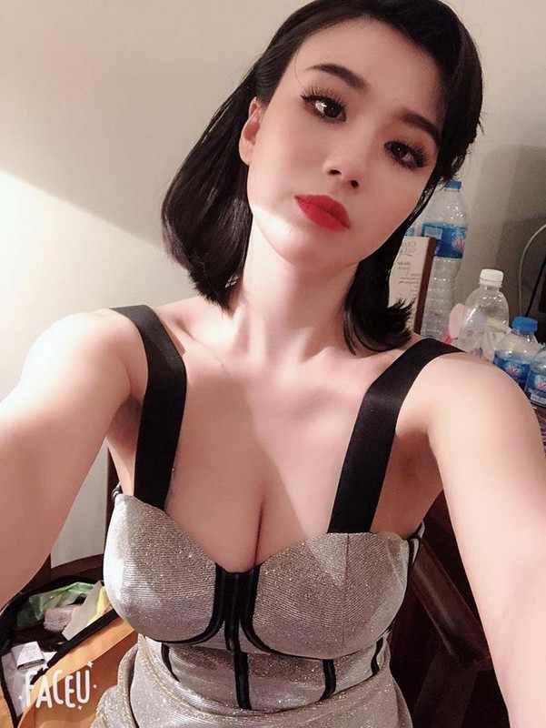 “Nong mat” phong cach thoi trang thieu vai cua hot girl Linh Miu