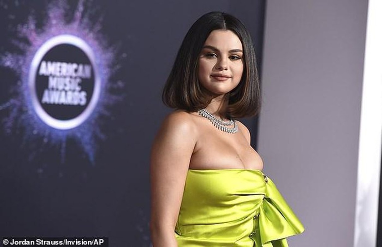 Cham dien vay ao xe nguc sau, Selena Gomez nhieu lan “dot mat” fan-Hinh-7