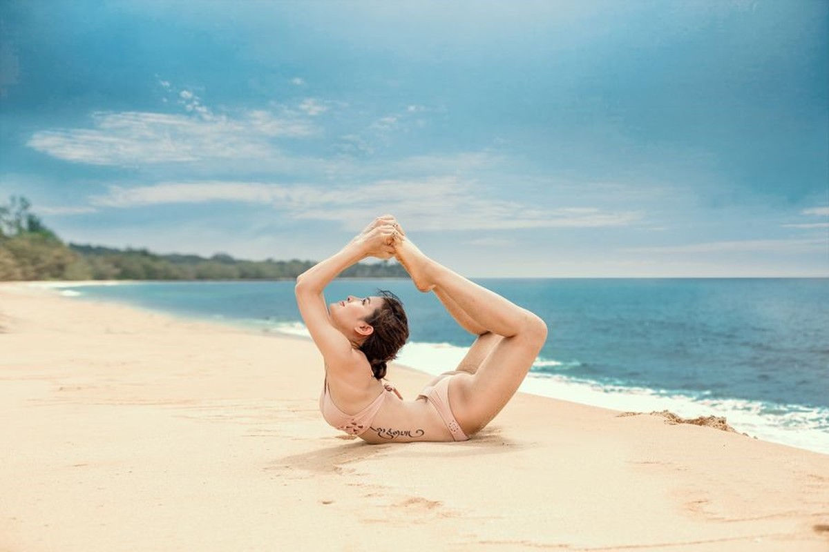 Ngam Phuong Trinh khoe duong cong goi cam voi cac tu the yoga nong bong-Hinh-2