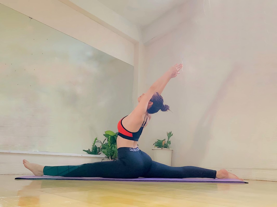 Hoa hau “sieu vong 3” Huynh Vy cuc goi cam voi cac dong tac yoga-Hinh-7