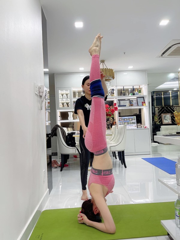 Cac dong tac yoga goi cam giup hoa hau “canh nong” Phan Thi Mo giu dang-Hinh-2