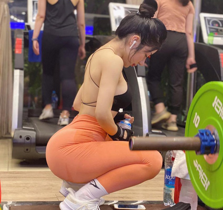 Bi kip voc dang nong bong cua hot girl phong gym vong 3 gan 100cm-Hinh-10