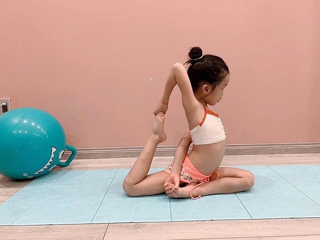 Ngam cac nhoc ti nha sao Viet tap yoga, uon deo dieu luyen cung me-Hinh-9