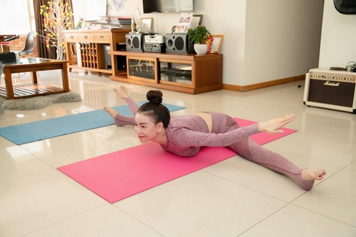Tra Ngoc Hang tap yoga giu dang “sexy den nghet tho”-Hinh-2