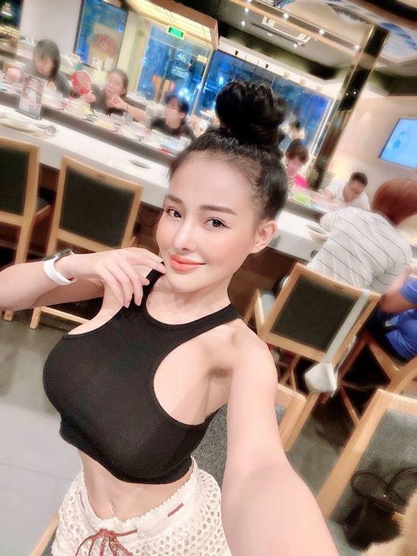 Hot girl Ngan 98 va nhung man dien trang phuc sexy khoe body “boc lua”-Hinh-3