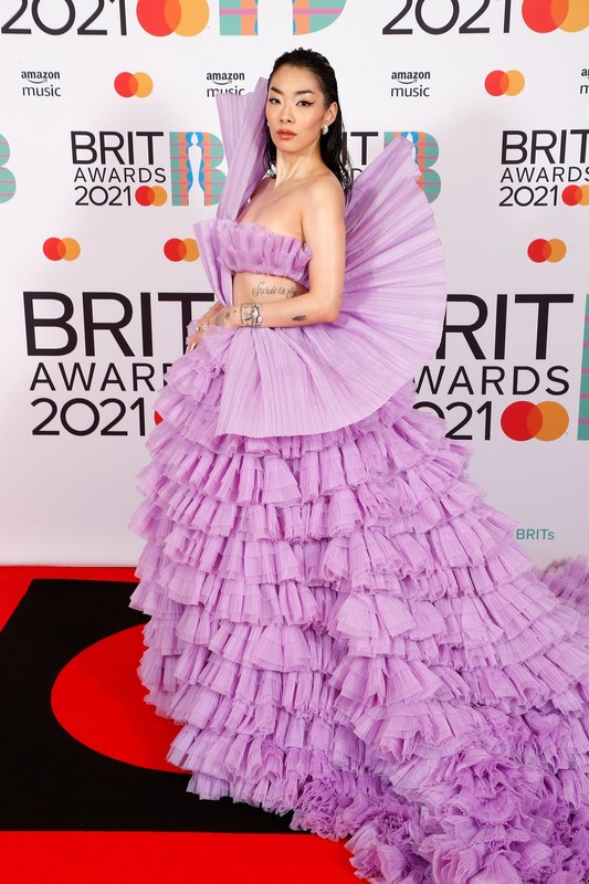 “Nong mat” loat my nhan mac trang phuc ho bao tai tham do Brit Awards 2021-Hinh-9
