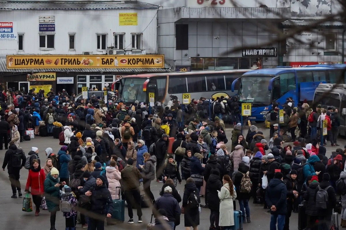 Hinh anh nguoi dan Ukraine tru an la liet duoi ga tau dien ngam-Hinh-13