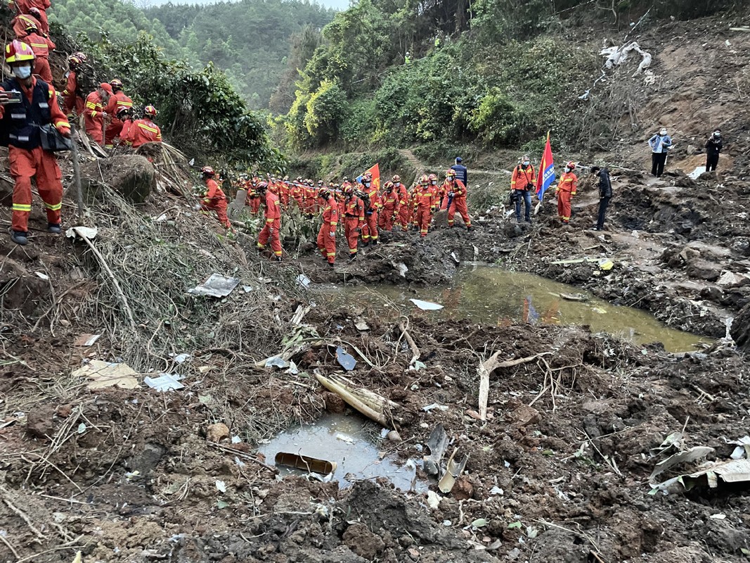 Hien truong roi may bay o TQ: Nhoi long cac di vat cua nan nhan-Hinh-2