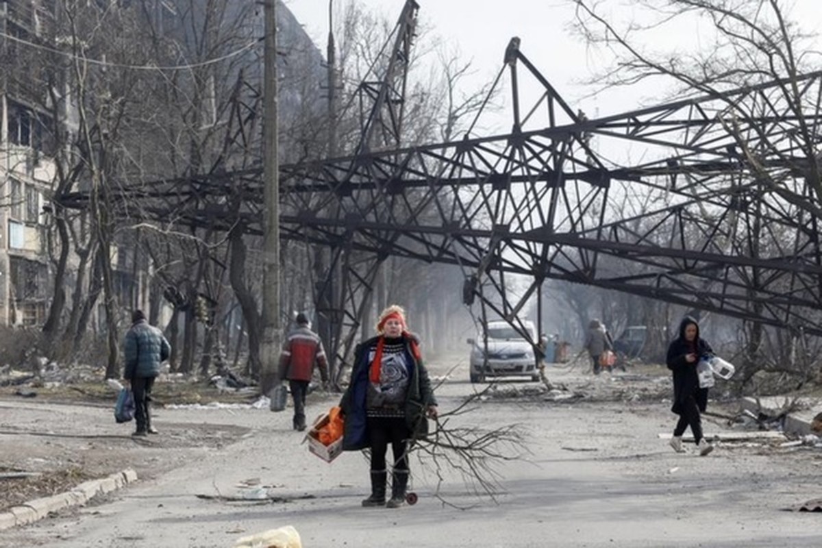 Nhoi long canh hoang tan o Mariupol, Ukraine sau 4 tuan hung bom dan