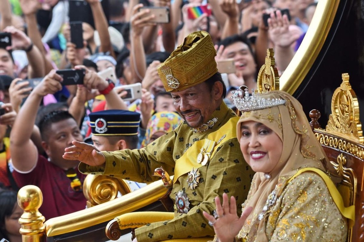 Cuoc song sa hoa cua Quoc vuong Brunei trong cung dien 1.700 phong-Hinh-2