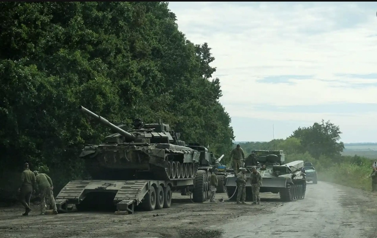 Loat xe tang, vu khi Nga bo lai sau khi triet thoai khoi Kharkov-Hinh-2