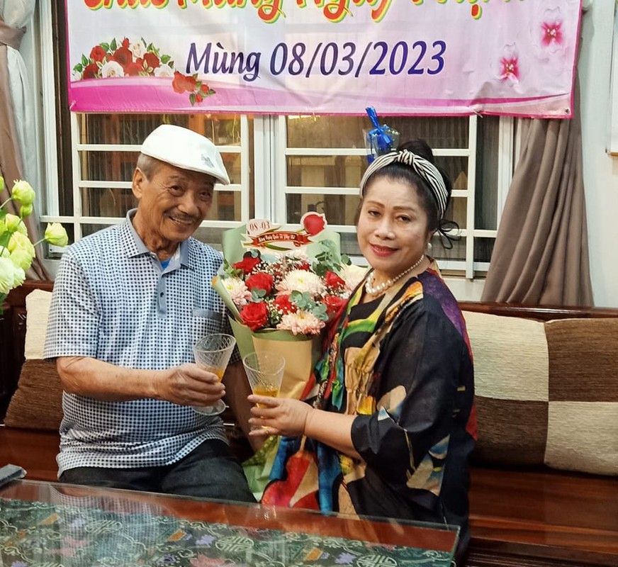 NSND Tran Hieu duoc vo tre kem 18 tuoi 'cham nhu em be'-Hinh-3