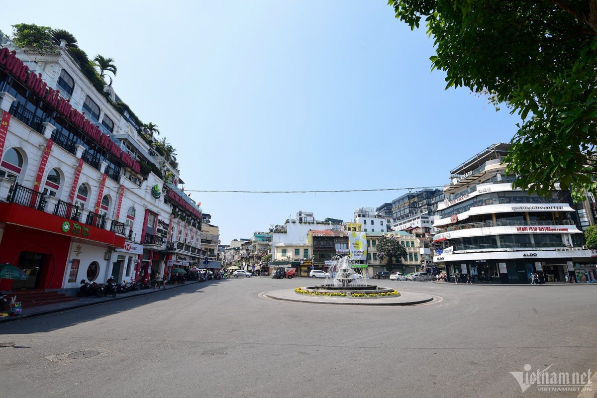 Canh la o Ha Noi ngay cuoi tuan, pho di bo Ho Guom hiem bong nguoi-Hinh-2