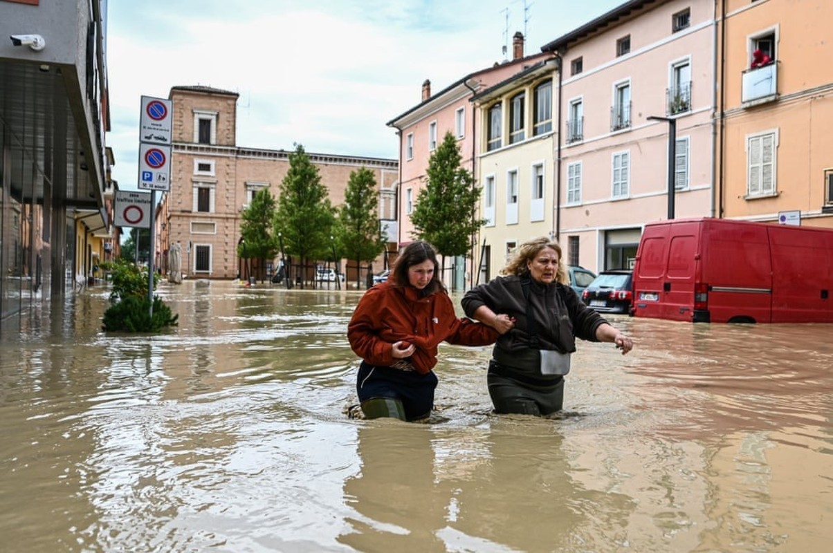 View - 	Hình ảnh lũ lụt kinh hoàng ở Italy khiến hàng nghìn người sơ tán