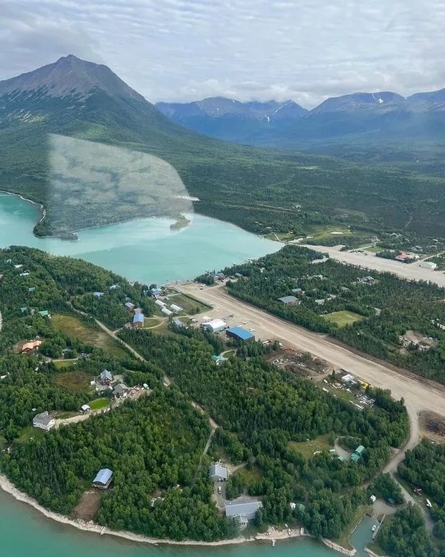 Cuoc song o ngoi lang heo lanh, nguoi dan di cho bang may bay-Hinh-7