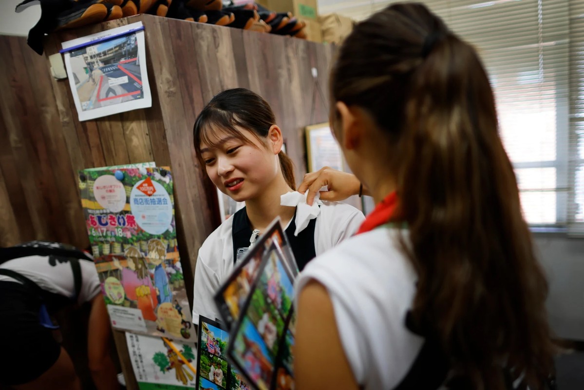 Chan using beautiful girls to listen to car stickers at Nhat-Hinh-4