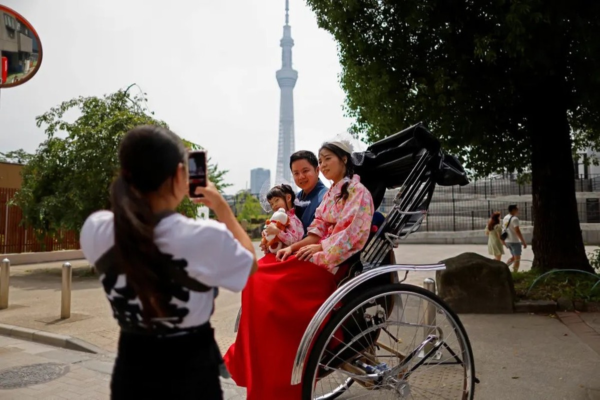 Chan using beautiful girls to listen to car stickers at Nhat-Hinh-7