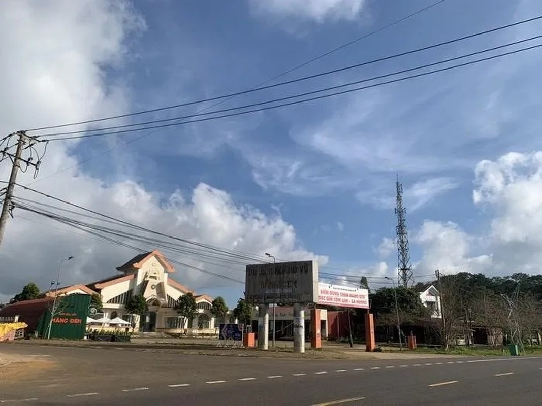 Khu Du lich Hoang Vu Mang Den: Hoang tan tren dat vang 