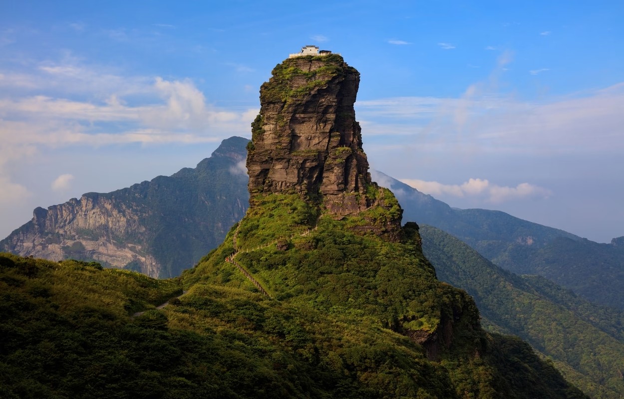 Tan muc ngoi den doi tren chop da cheo leo o Trung Quoc-Hinh-8