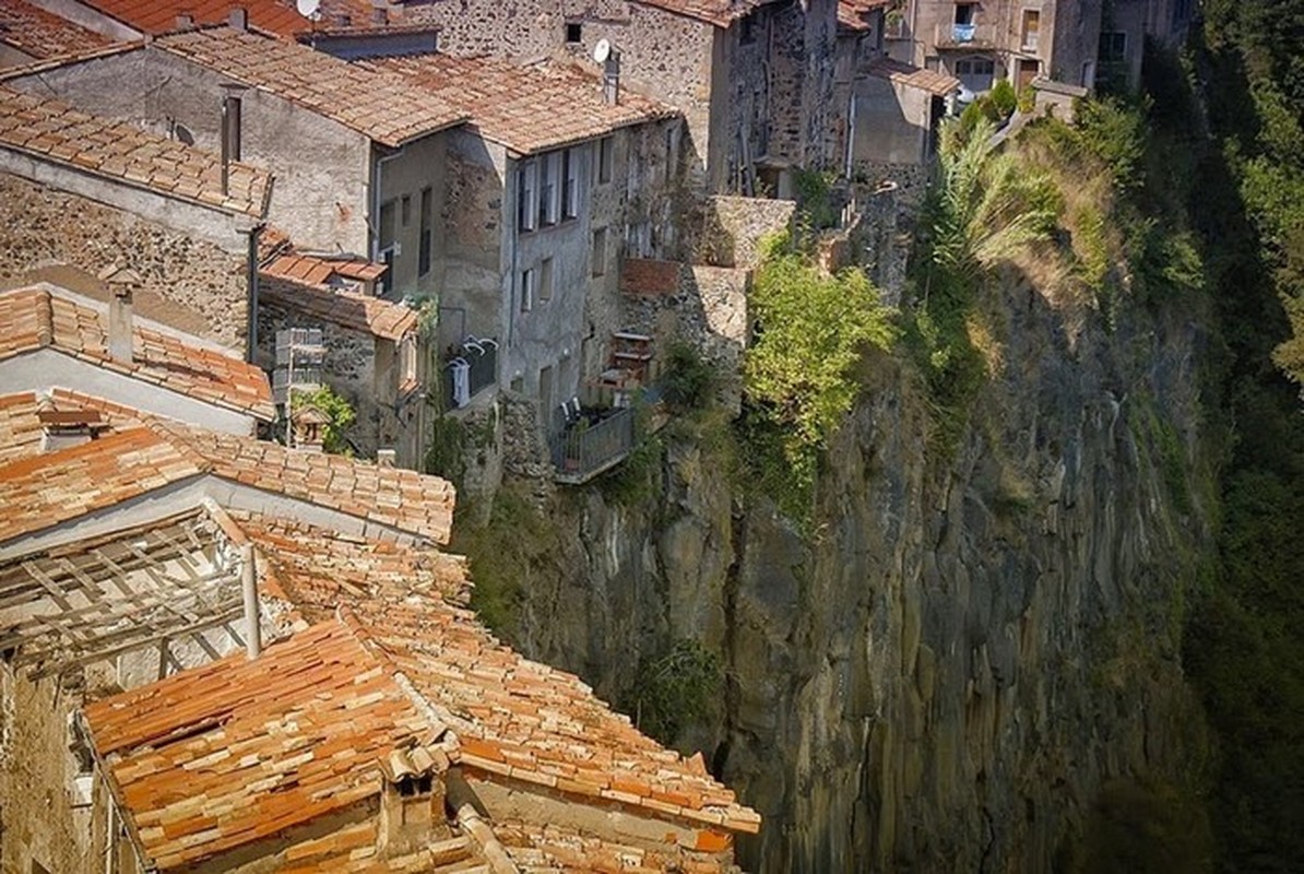 View - 	Choáng ngợp ngôi làng cheo leo trên vách đá đẹp như tranh