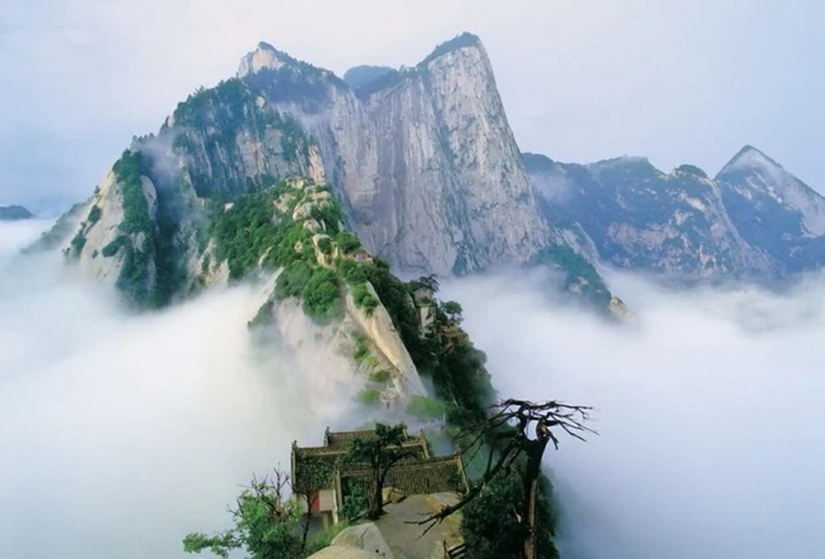 View - 	Thót tim qua con đường leo núi nguy hiểm nhất thế giới