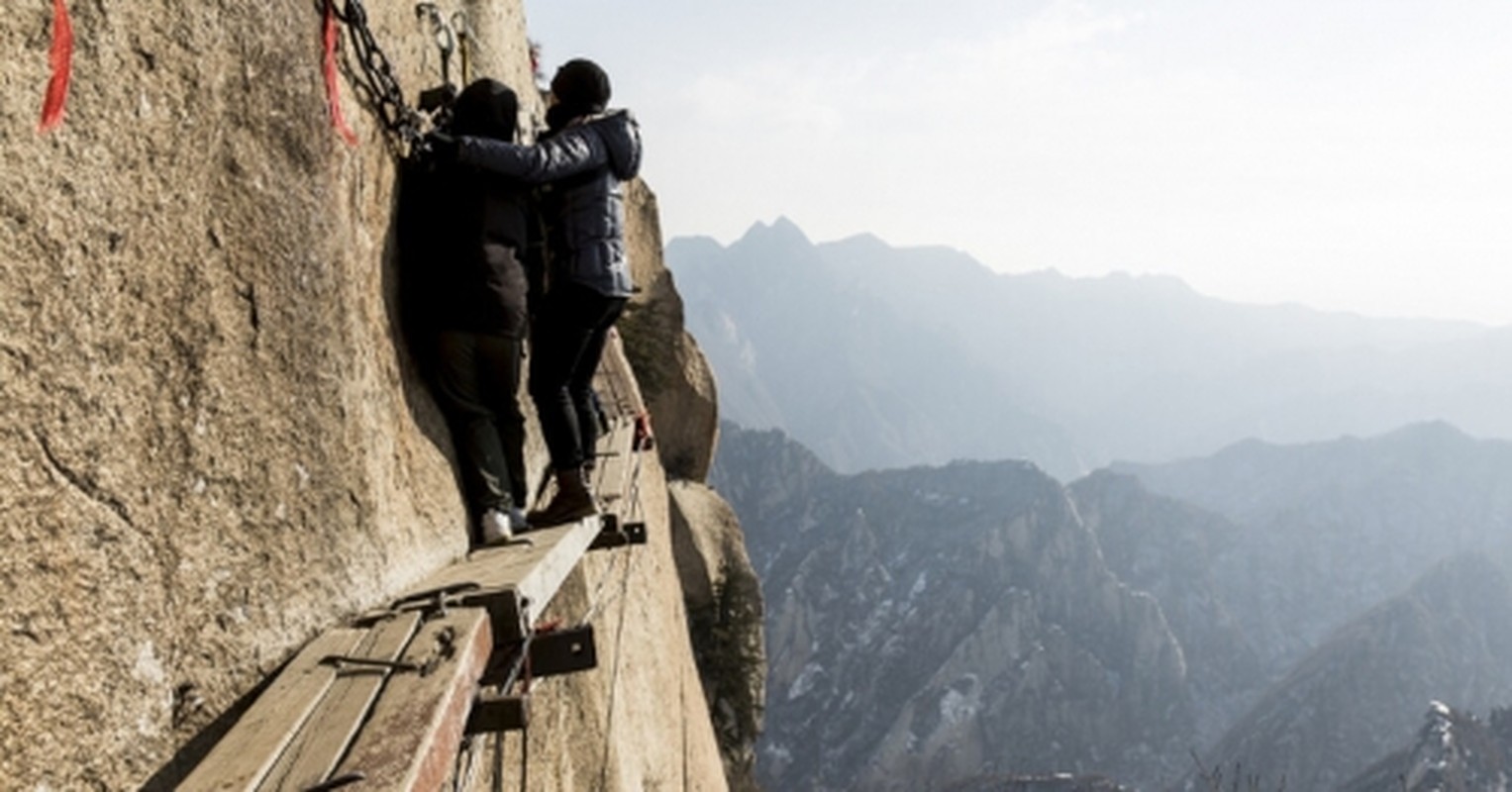 View - 	Thót tim qua con đường leo núi nguy hiểm nhất thế giới
