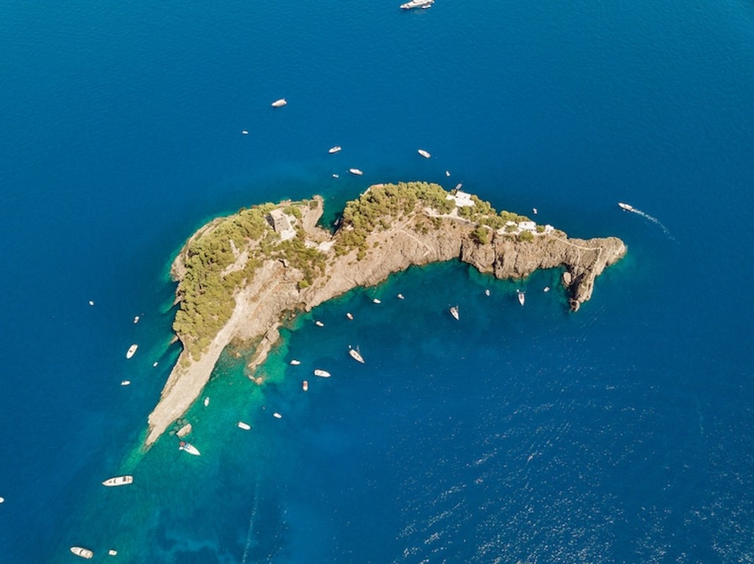 View - 	Khám phá hòn đảo có hình dạng cá heo tuyệt đẹp
