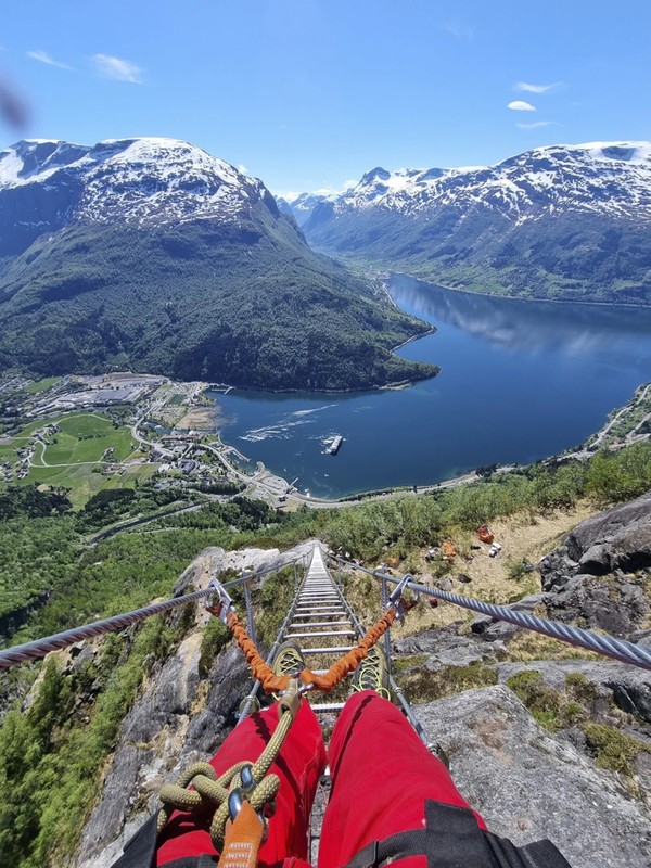 View - 	Rùng mình hành trình leo thang dây lên núi Na Uy ngắm cảnh 