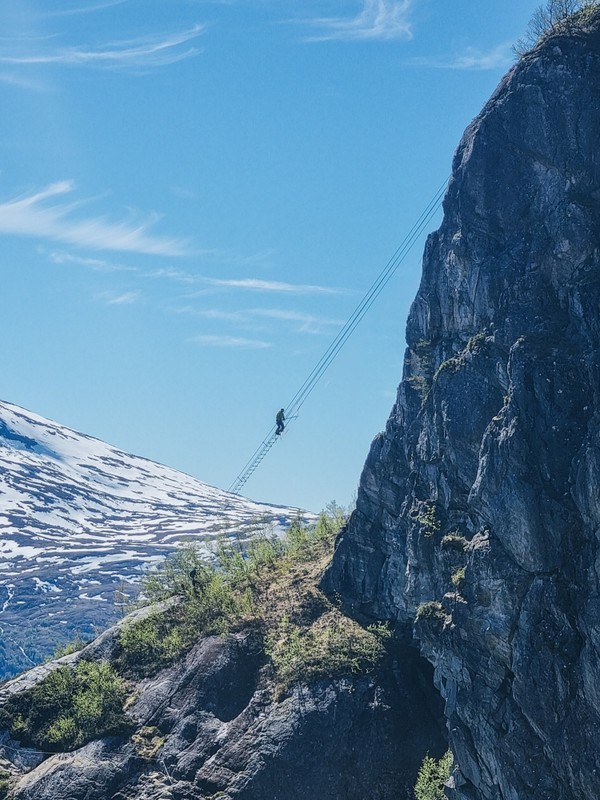View - 	Rùng mình hành trình leo thang dây lên núi Na Uy ngắm cảnh 