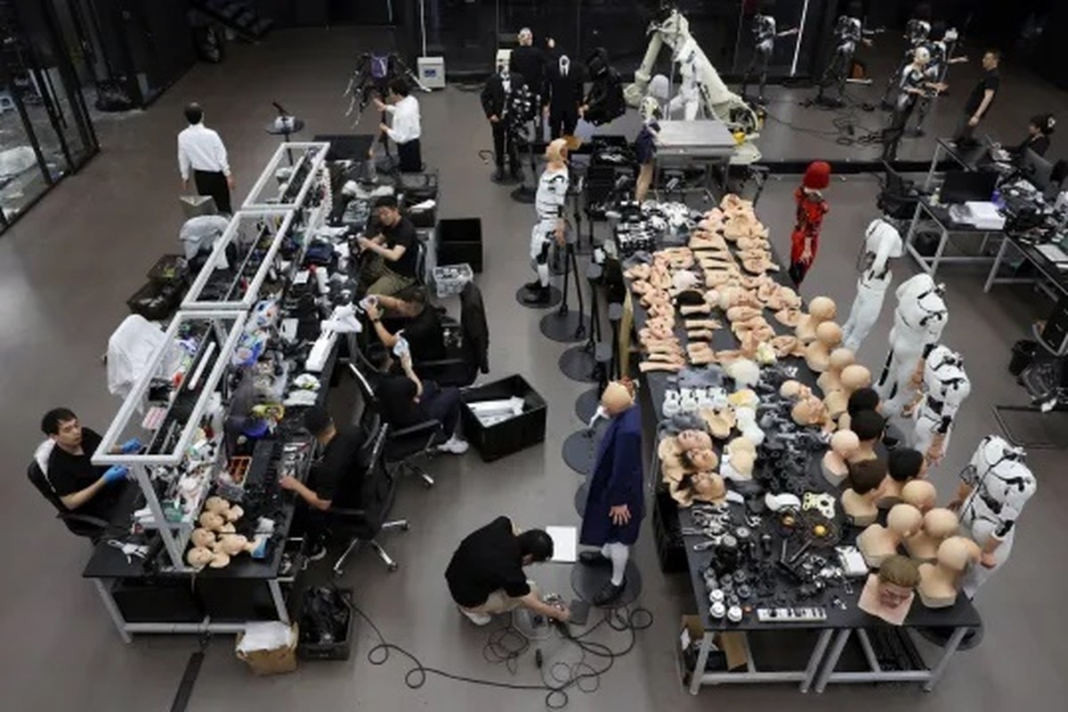 View - 	Đột nhập nhà máy sản xuất robot giống hệt người thật ở Trung Quốc