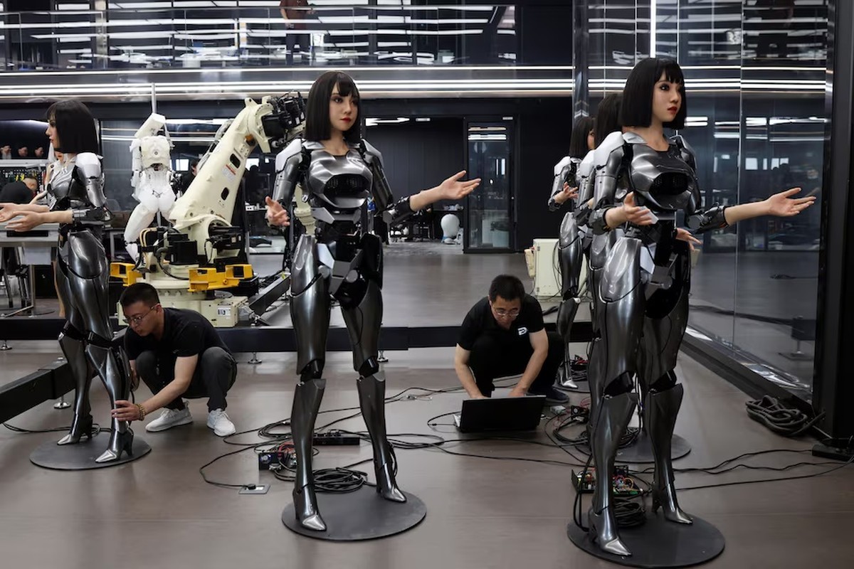 View - 	Đột nhập nhà máy sản xuất robot giống hệt người thật ở Trung Quốc
