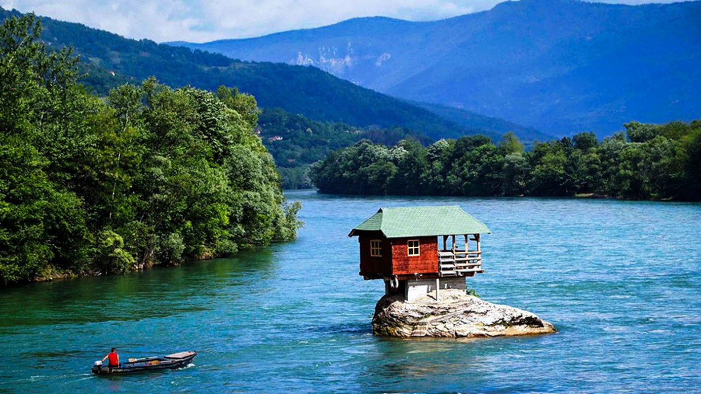 View - 	Ngỡ ngàng ngôi nhà chênh vênh trên mỏm đá giữa sông