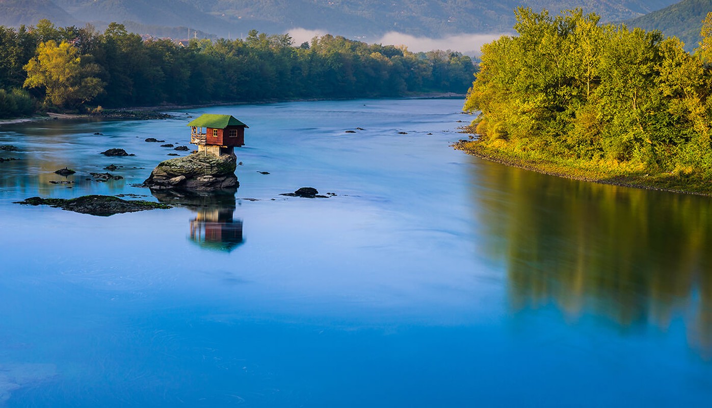 View - 	Ngỡ ngàng ngôi nhà chênh vênh trên mỏm đá giữa sông