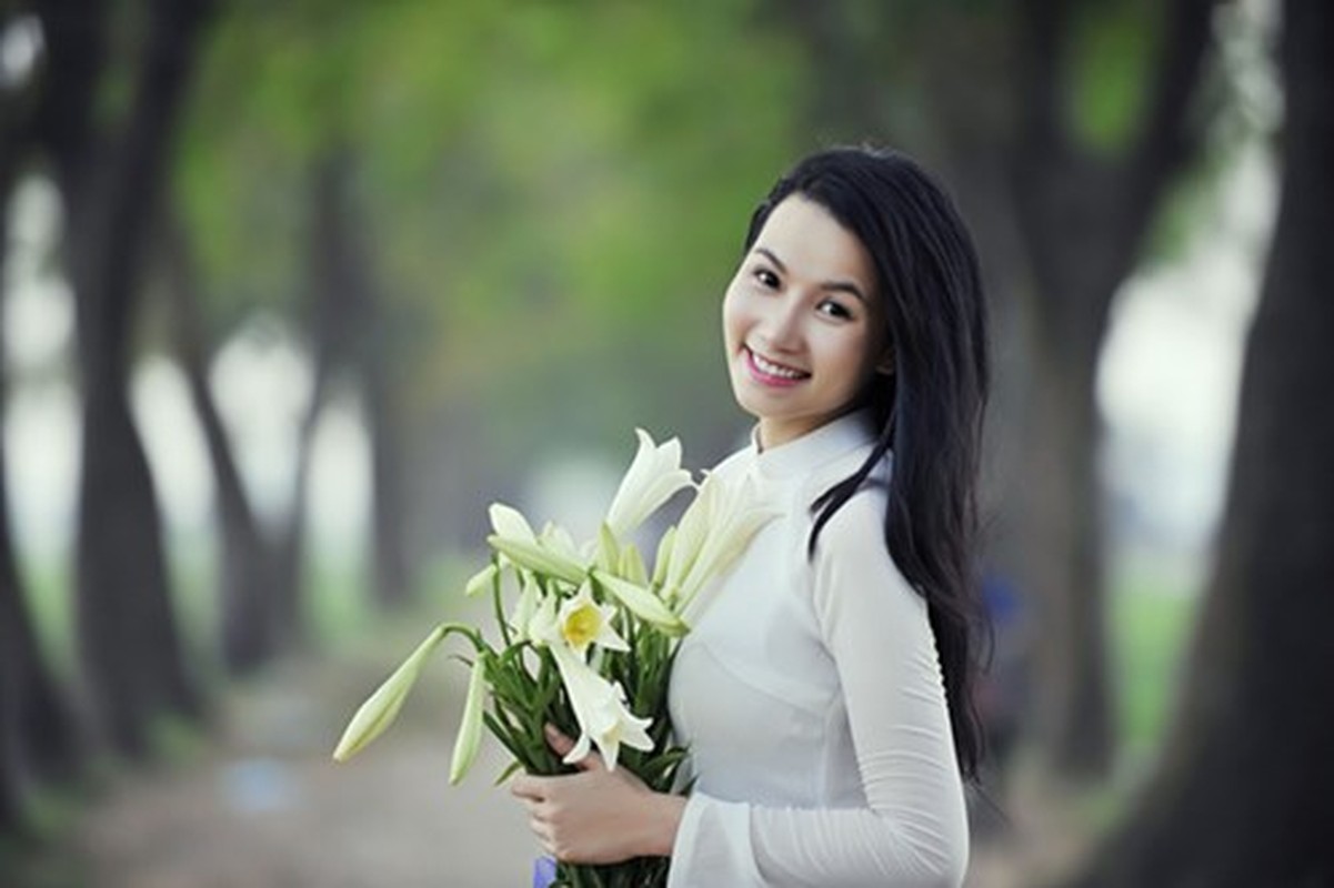 Nu giang vien hot girl rang ngoi ben hoa loa ken-Hinh-4