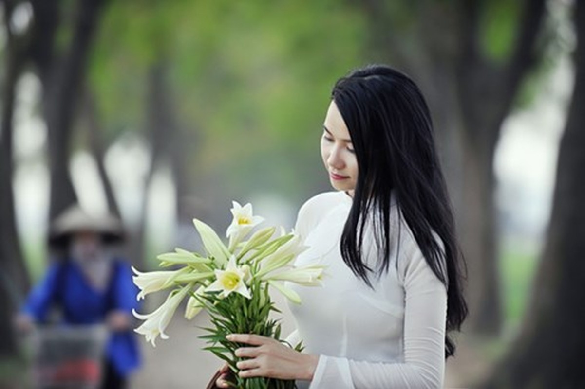 Nu giang vien hot girl rang ngoi ben hoa loa ken-Hinh-6