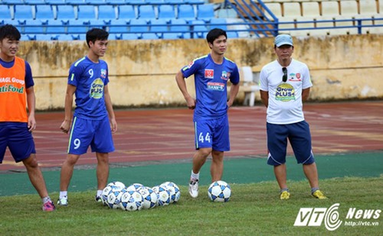 Cong Phuong tuoi nhu hoa truoc dai chien HAGL - Ha Noi T&amp;T-Hinh-2