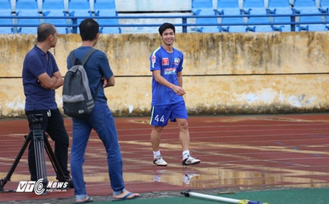 Cong Phuong tuoi nhu hoa truoc dai chien HAGL - Ha Noi T&amp;T