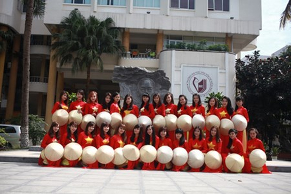 Nu sinh khoe sac trong ta ao dai co do sao vang