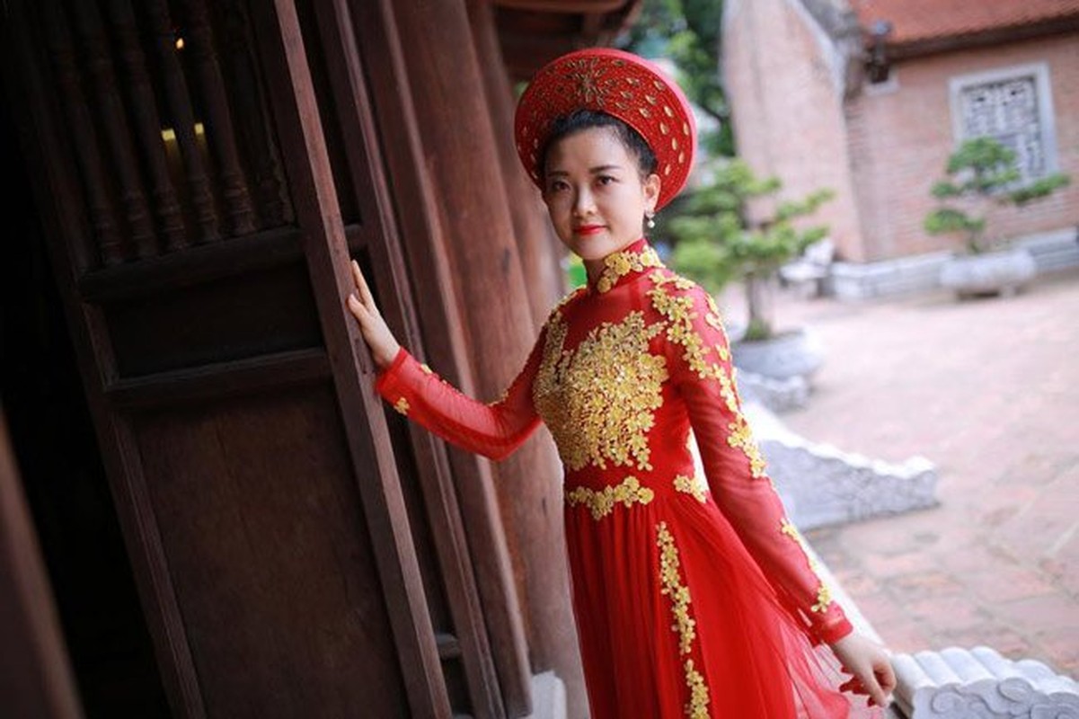 Nu canh sat xu Nghe dep me man trong ta ao dai-Hinh-12