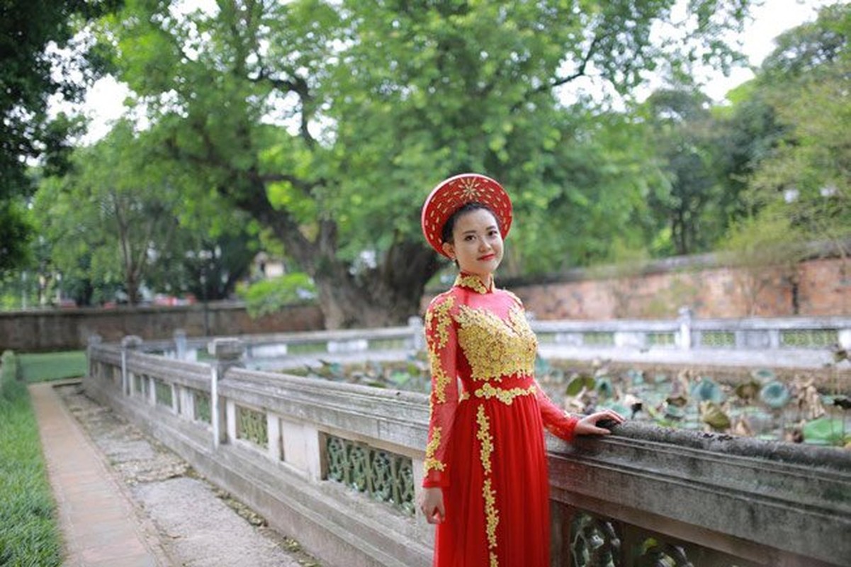 Nu canh sat xu Nghe dep me man trong ta ao dai-Hinh-5