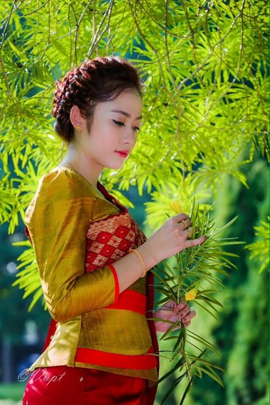 Thieu nu Vieng Chan mac ao dai Viet Nam dep me man