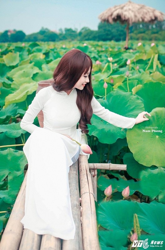 Nu DJ xinh dep khoe dang chuan voi ao dai, hoa sen-Hinh-5