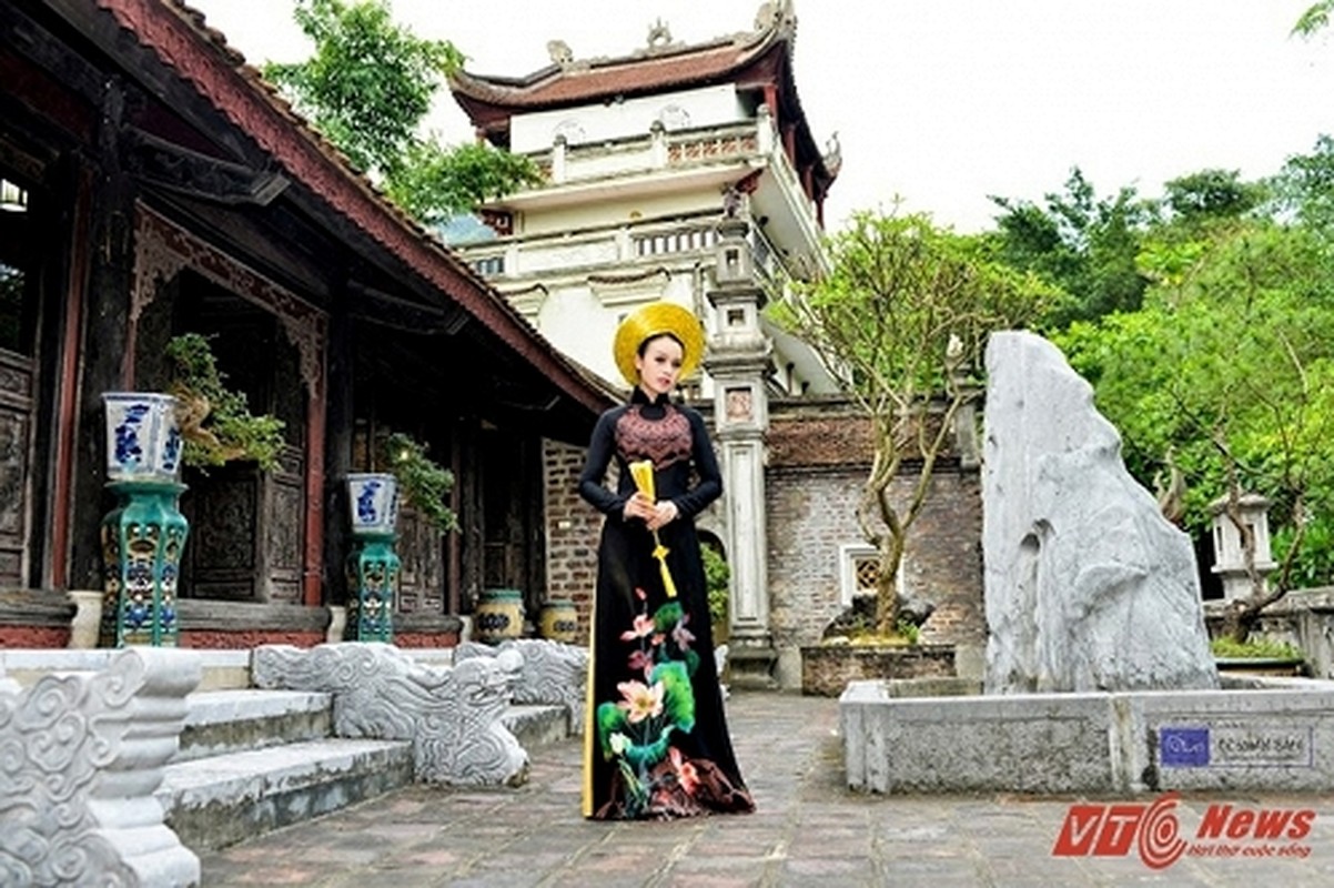 MC truyen hinh Quoc phong dep nen na trong ta ao dai-Hinh-6