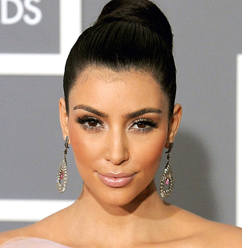 Khuon mat Kim Kardashian bien doi the nao sau 9 nam-Hinh-3