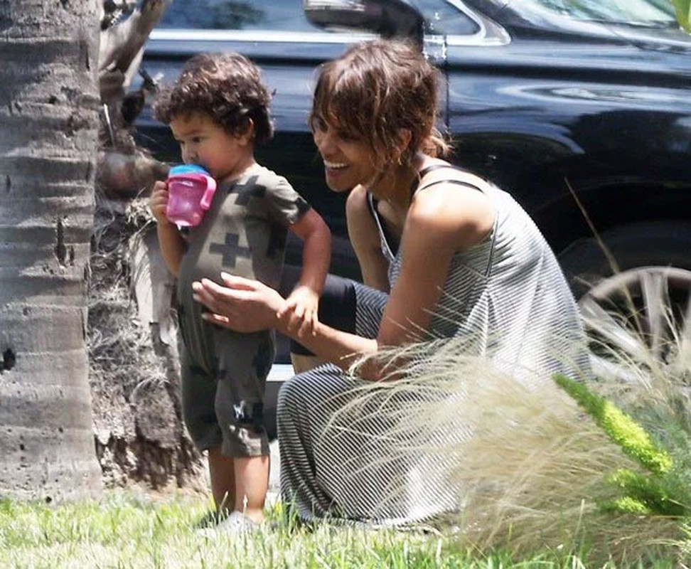 Halle Berry pho phac vi thieu son phan-Hinh-4