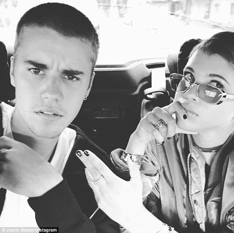 Justin Bieber coi tran om ban gai tuoi teen trong cong vien-Hinh-8