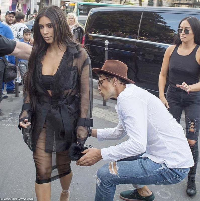 Kim Kardashian bi ke la mat sam so vong 3 tai Paris-Hinh-4
