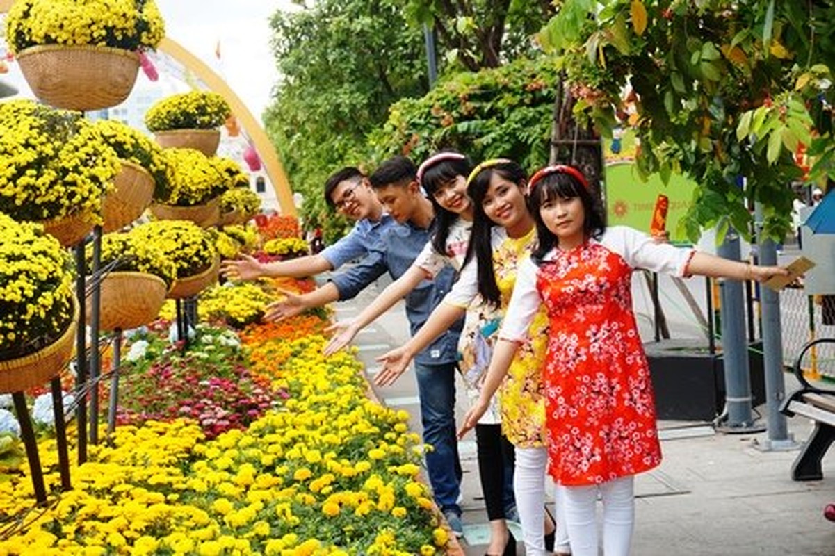 Hinh anh khong dep tren duong hoa Tet pho Nguyen Hue-Hinh-3